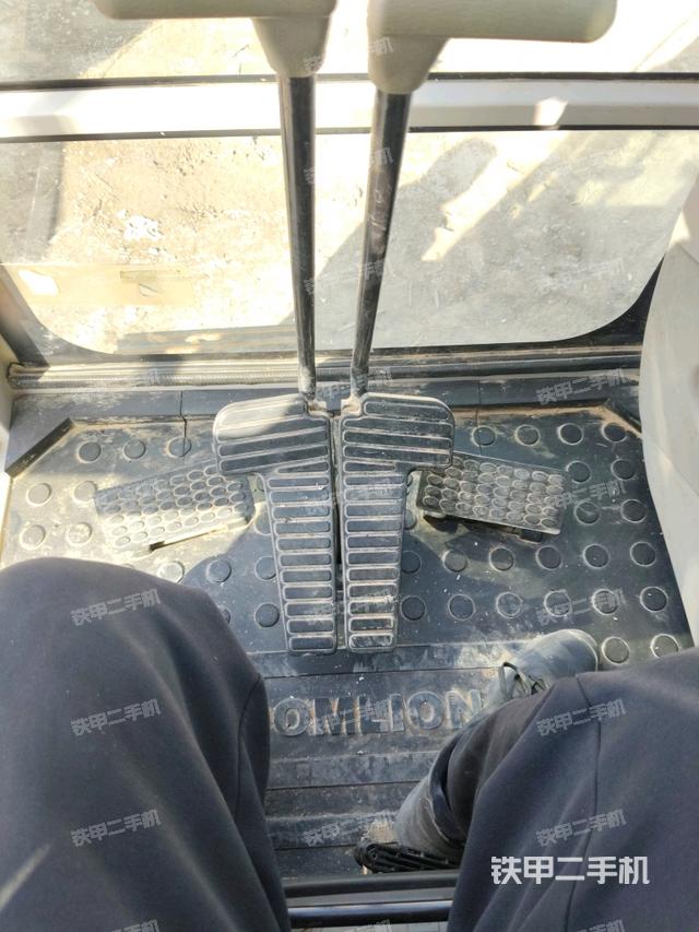 行走控制手柄和踏板?俯拍（駕駛室部分）