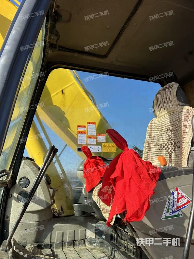 駕駛室整體(整機(jī)外觀) 駕駛室整體(整機(jī)外觀)