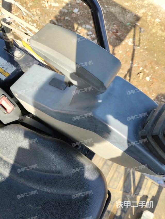 座椅左側(cè)控制臺/音響/含左手柄（駕駛室部分）