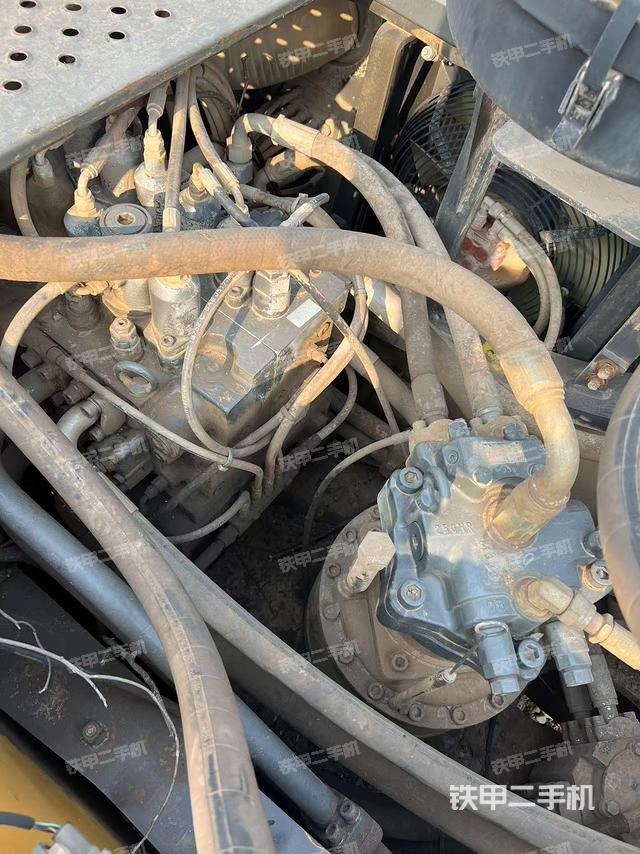 回轉(zhuǎn)馬達(dá)和主控閥（整機(jī)外觀）