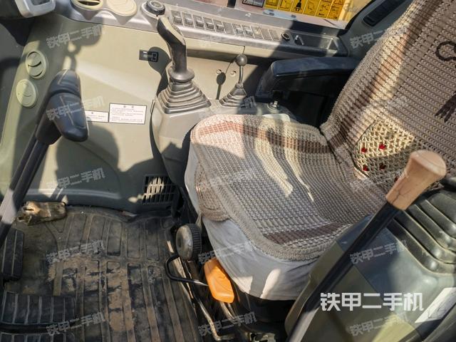 駕駛室整體(整機(jī)外觀) 駕駛室整體(整機(jī)外觀)