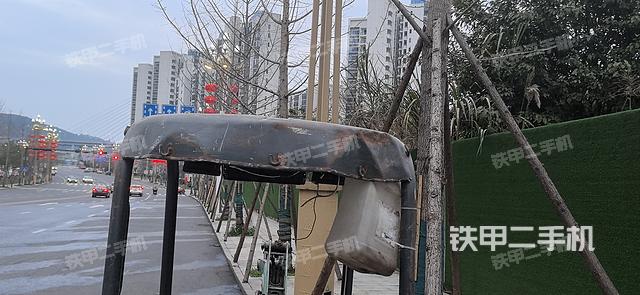 駕駛室頂部(整機(jī)外觀) 駕駛室頂部(整機(jī)外觀)