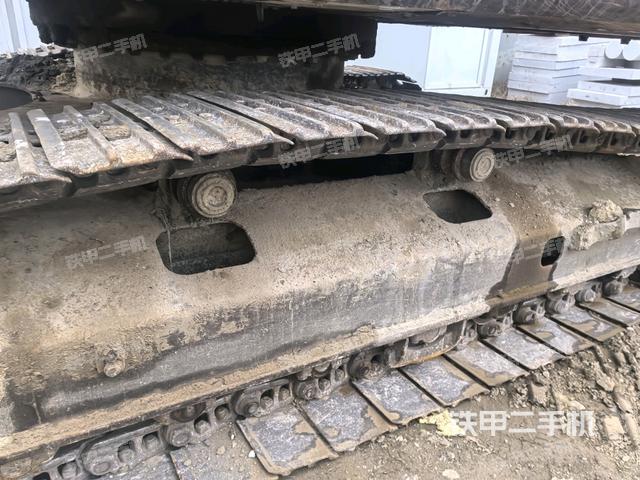 左驅(qū)動輪（行走機構(gòu)）