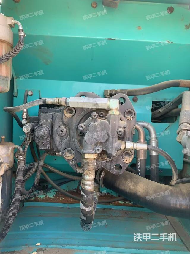 液壓泵艙室正面整體(整機外觀) 液壓泵艙室正面整體(整機外觀)