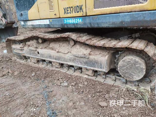 單側(cè)履帶整體(整機(jī)外觀) 單側(cè)履帶整體(整機(jī)外觀)