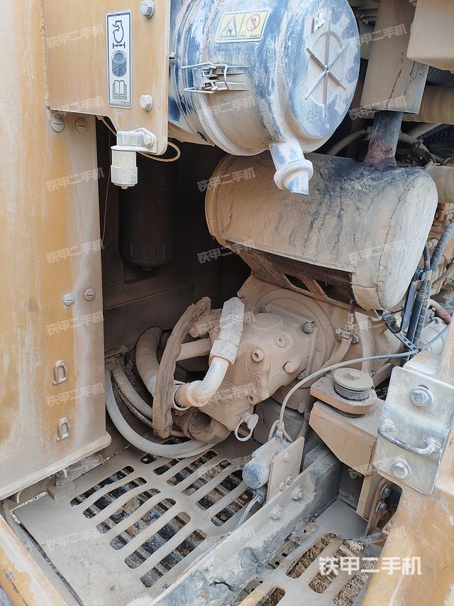 液压泵舱室正面整体（整机外观）