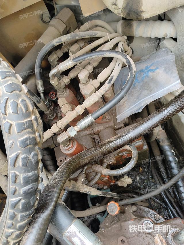 回转马达和主控阀（整机外观）