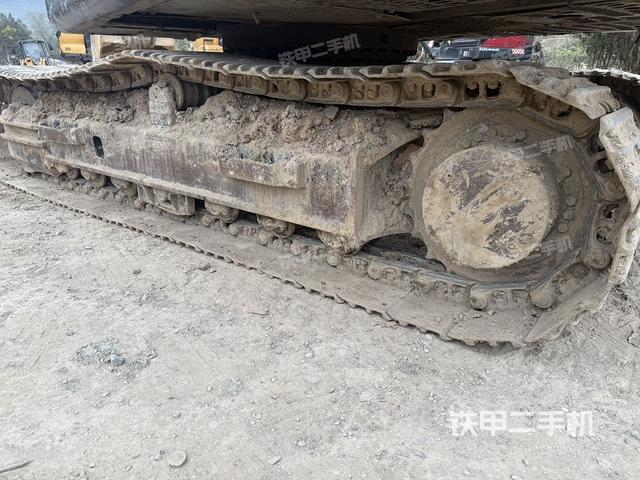 單側(cè)履帶整體(整機(jī)外觀) 單側(cè)履帶整體(整機(jī)外觀)