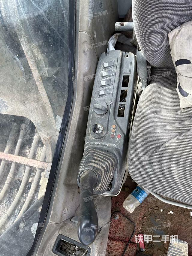 行走控制手柄和踏板?俯拍（駕駛室部分）