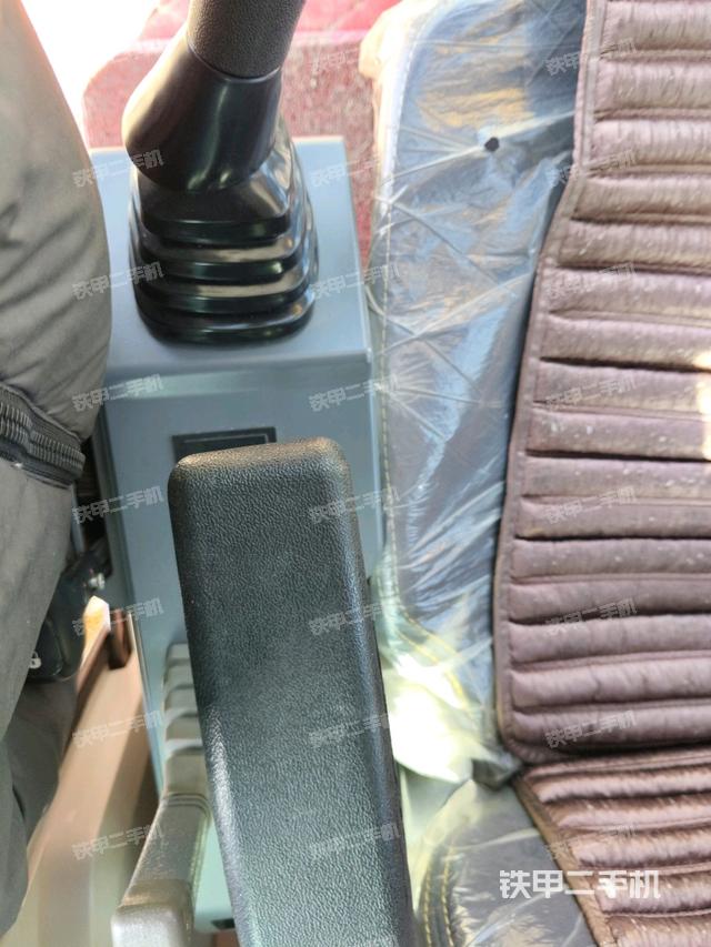 座椅左側(cè)控制臺/音響/含左手柄（駕駛室部分）