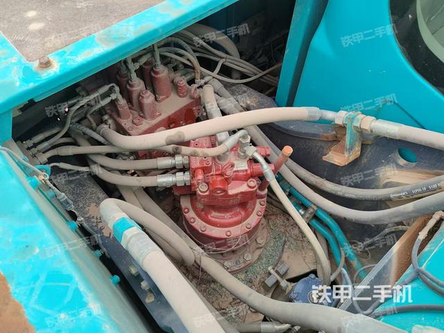 回轉(zhuǎn)馬達(dá)和主控閥（整機(jī)外觀）