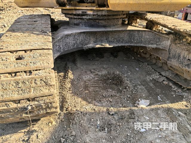 轉(zhuǎn)盤和下車架正前（工作和回轉(zhuǎn)裝置）