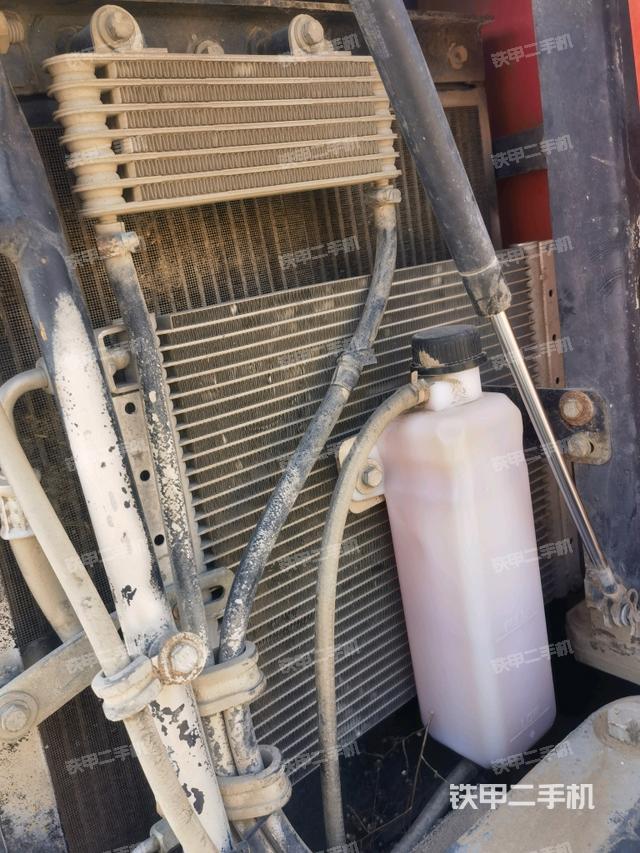 回轉(zhuǎn)馬達(dá)和主控閥(整機(jī)外觀) 回轉(zhuǎn)馬達(dá)和主控閥(整機(jī)外觀)