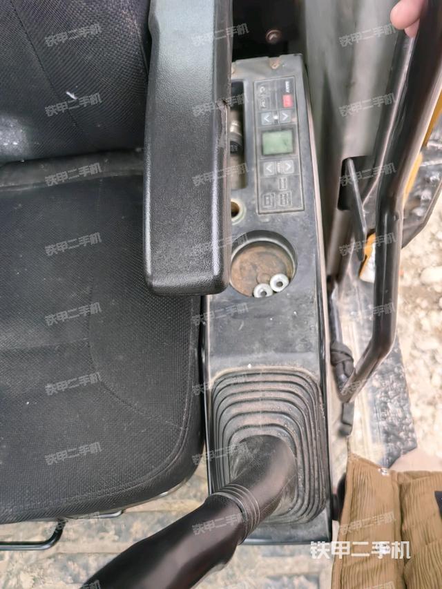 座椅右側(cè)控制臺(tái)/鑰匙門(mén)/油門(mén)/含右手柄(駕駛室部分) 座椅右側(cè)控制臺(tái)/鑰匙門(mén)/油門(mén)/含右手柄(駕駛室部分)