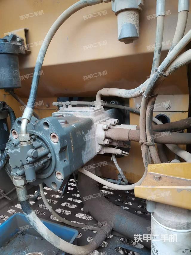 液壓泵艙室正面整體(整機(jī)外觀) 液壓泵艙室正面整體(整機(jī)外觀)