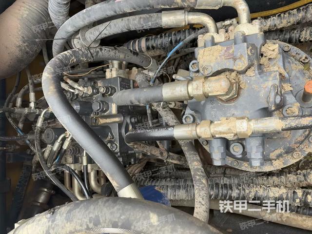 回转马达和主控阀（整机外观）