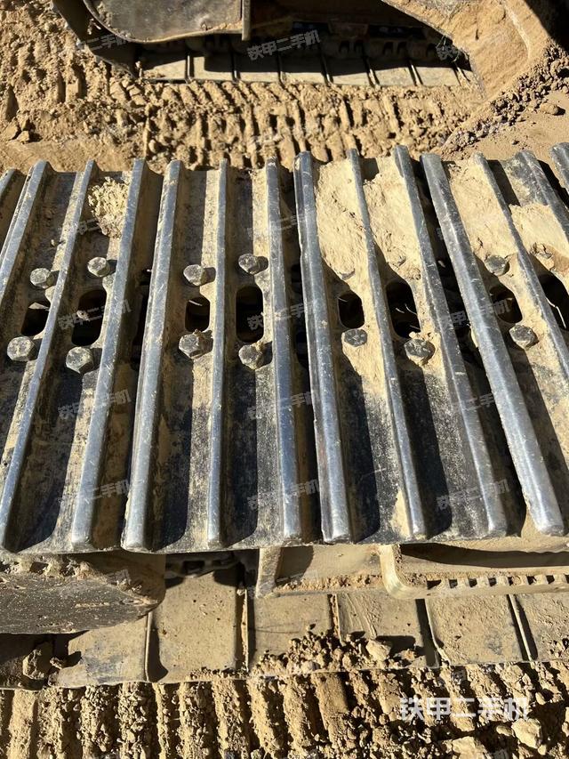 單側(cè)履帶整體(整機(jī)外觀) 單側(cè)履帶整體(整機(jī)外觀)