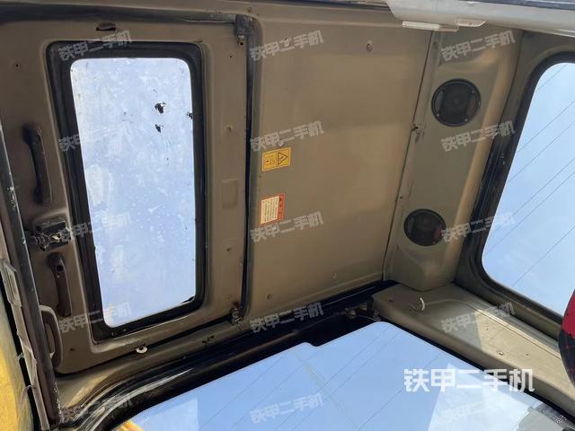 駕駛室頂部(整機(jī)外觀) 駕駛室頂部(整機(jī)外觀)
