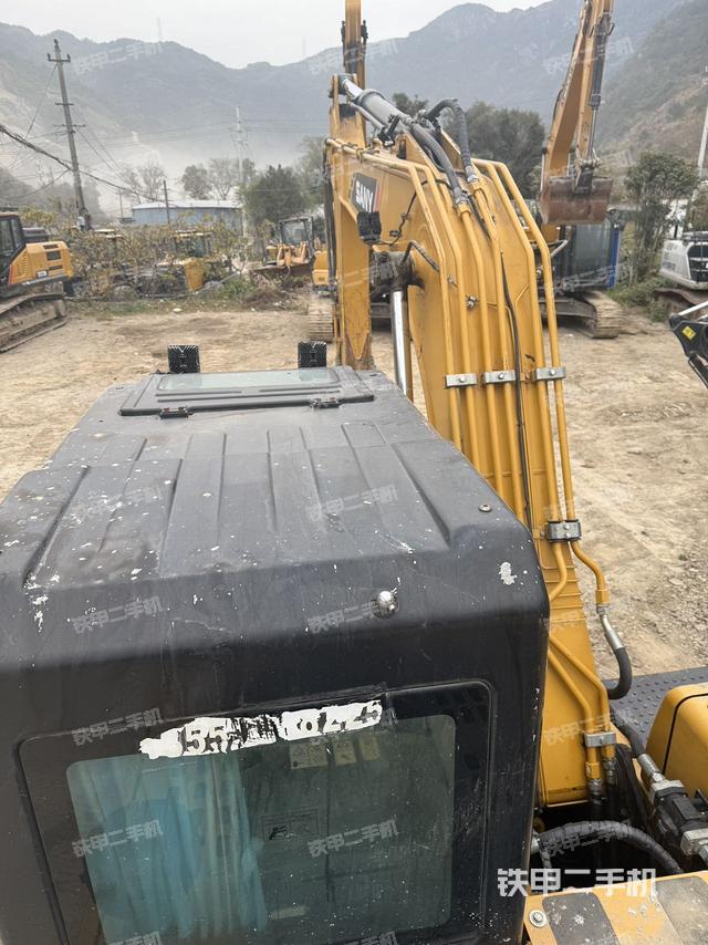 駕駛室頂部(整機(jī)外觀) 駕駛室頂部(整機(jī)外觀)