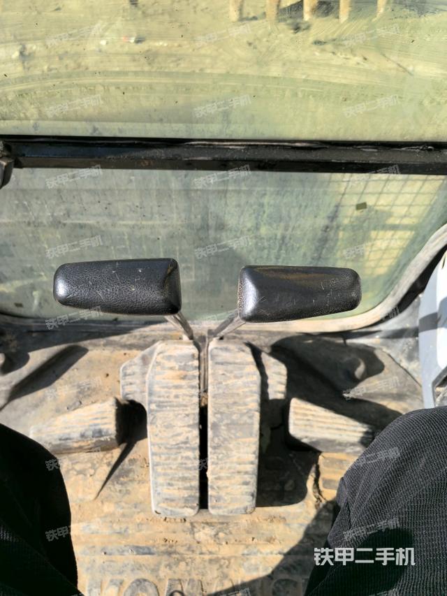 行走控制手柄和踏板?俯拍（駕駛室部分）