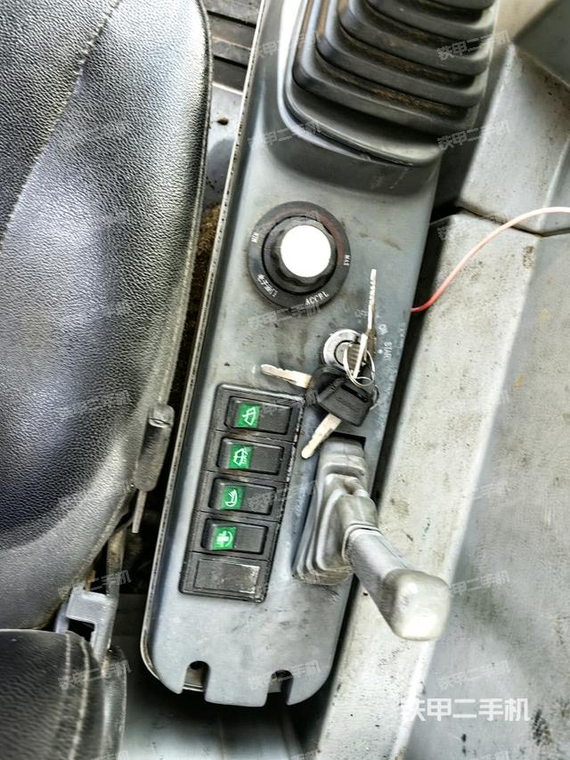 座椅右側(cè)控制臺/鑰匙門/油門/含右手柄（駕駛室部分）