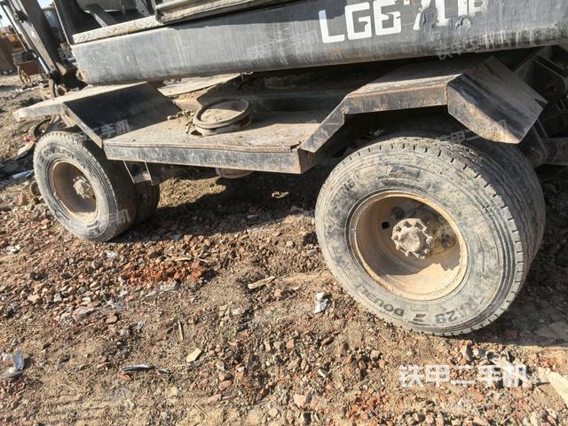 右驅(qū)動輪（行走機(jī)構(gòu)）