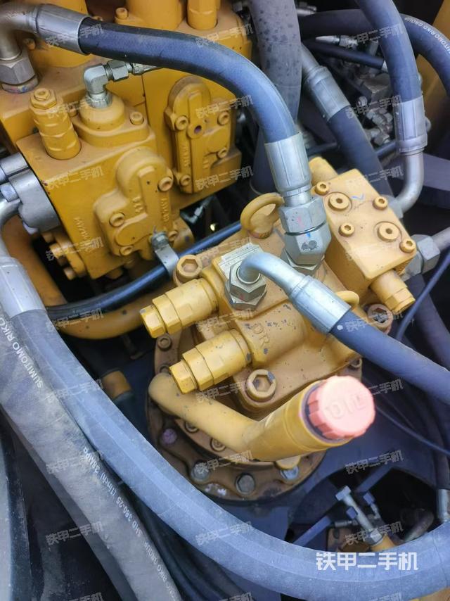 回轉(zhuǎn)馬達(dá)和主控閥（整機(jī)外觀）