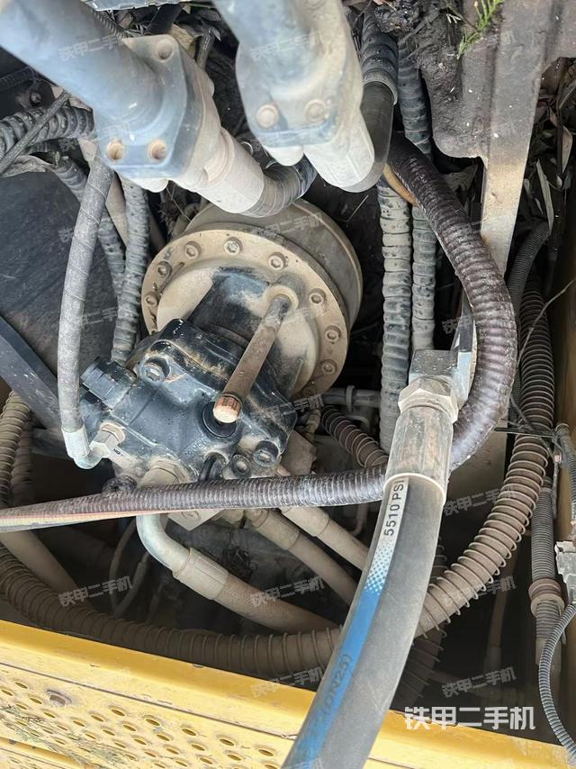 回转马达和主控阀（整机外观）