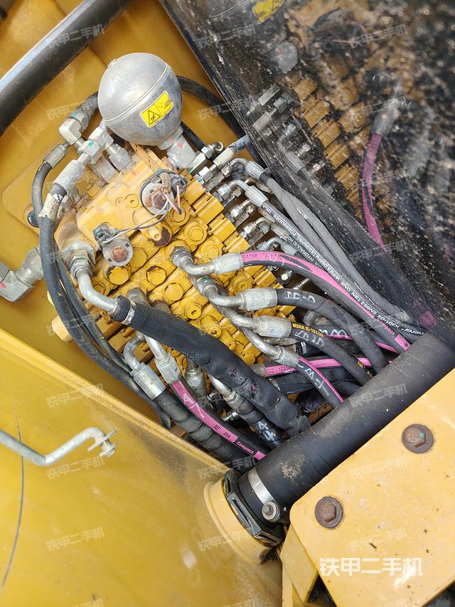 回转马达和主控阀（整机外观）