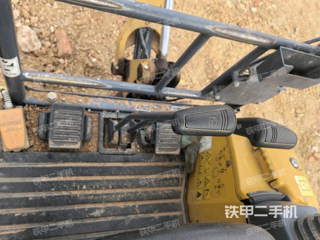 行走控制手柄和踏板?俯拍（駕駛室部分）