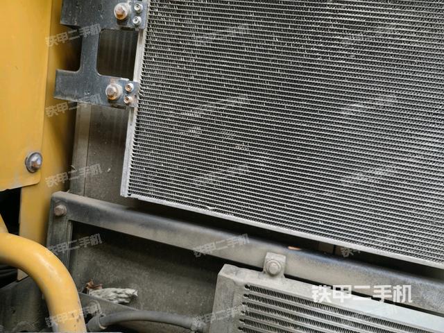 散熱器正面(大件艙室) 散熱器正面(大件艙室)