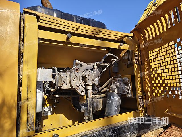 液壓泵艙室正面整體(整機外觀) 液壓泵艙室正面整體(整機外觀)