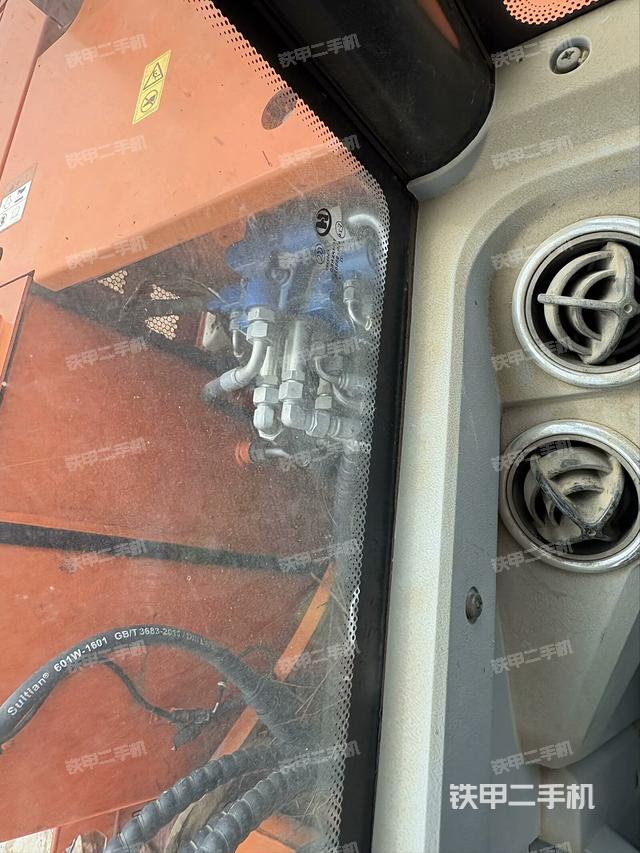 行走控制手柄和踏板?俯拍（駕駛室部分）