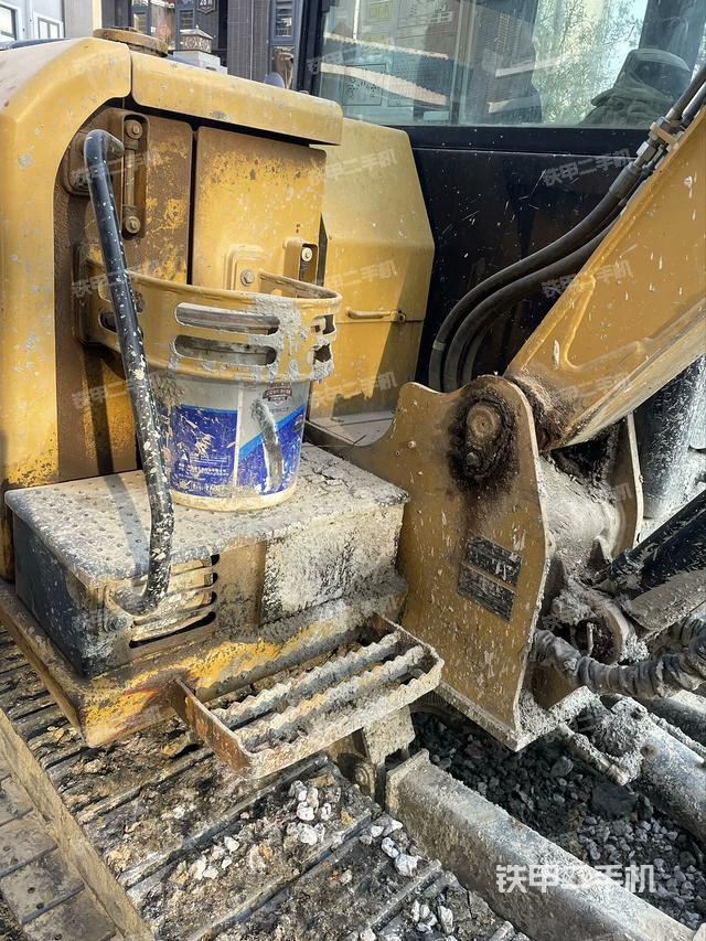 大臂根部?斜（工作和回轉(zhuǎn)裝置）