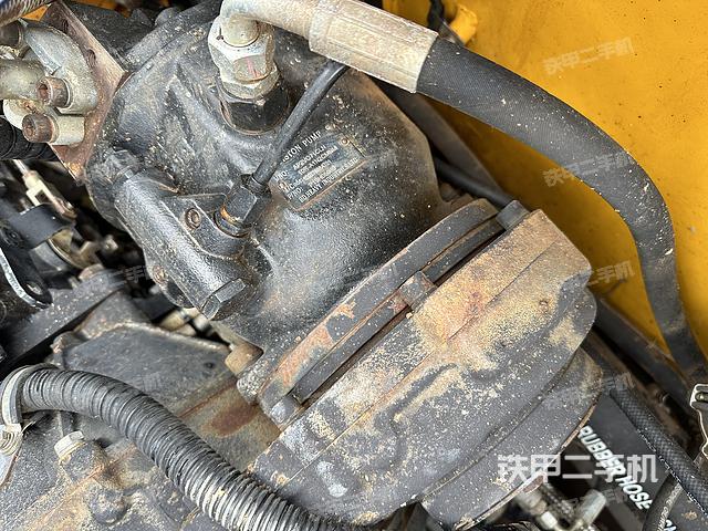 液压泵舱室正面整体（整机外观）