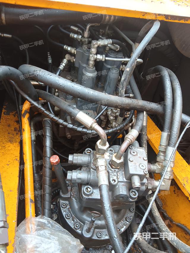 回轉(zhuǎn)馬達(dá)和主控閥（整機(jī)外觀）