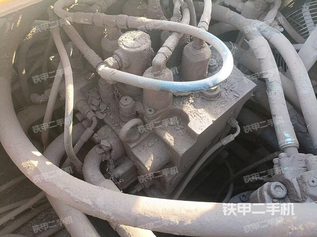 回轉(zhuǎn)馬達和主控閥(整機外觀) 回轉(zhuǎn)馬達和主控閥(整機外觀)