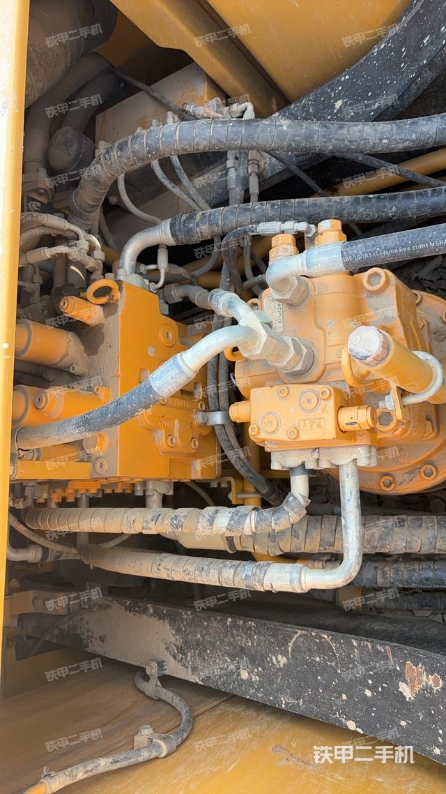 回转马达和主控阀（整机外观）