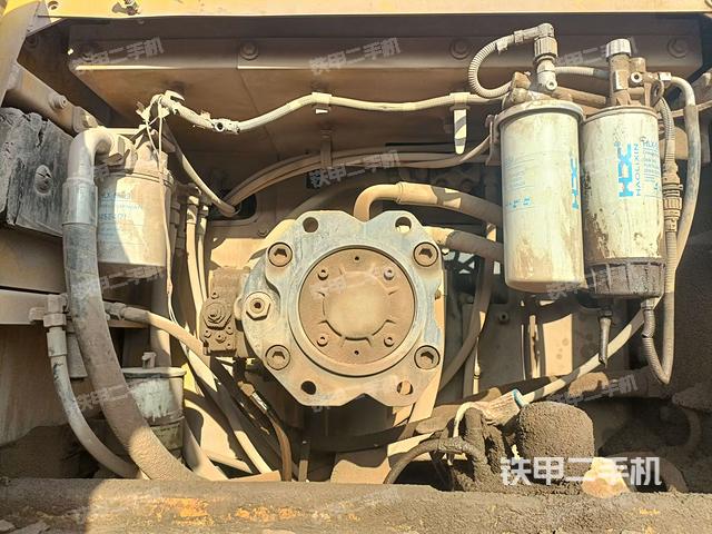 液壓泵艙室正面整體(整機外觀) 液壓泵艙室正面整體(整機外觀)
