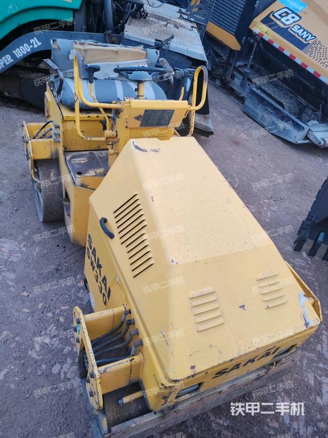 右側(cè)正面照（壓路機駕駛室）