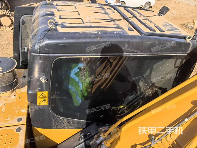 駕駛室頂部(整機(jī)外觀) 駕駛室頂部(整機(jī)外觀)