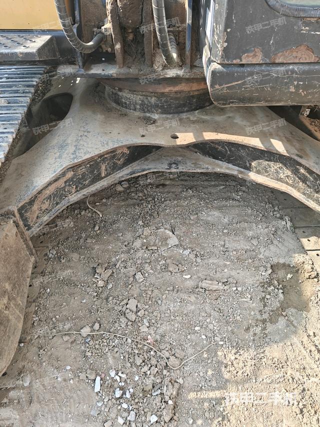 轉(zhuǎn)盤和下車架正前（工作和回轉(zhuǎn)裝置）