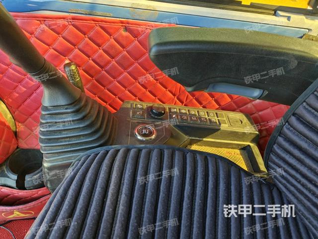 座椅右側(cè)控制臺/鑰匙門/油門/含右手柄（駕駛室部分）