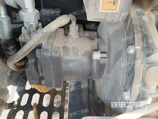 液压泵舱室正面整体（整机外观）