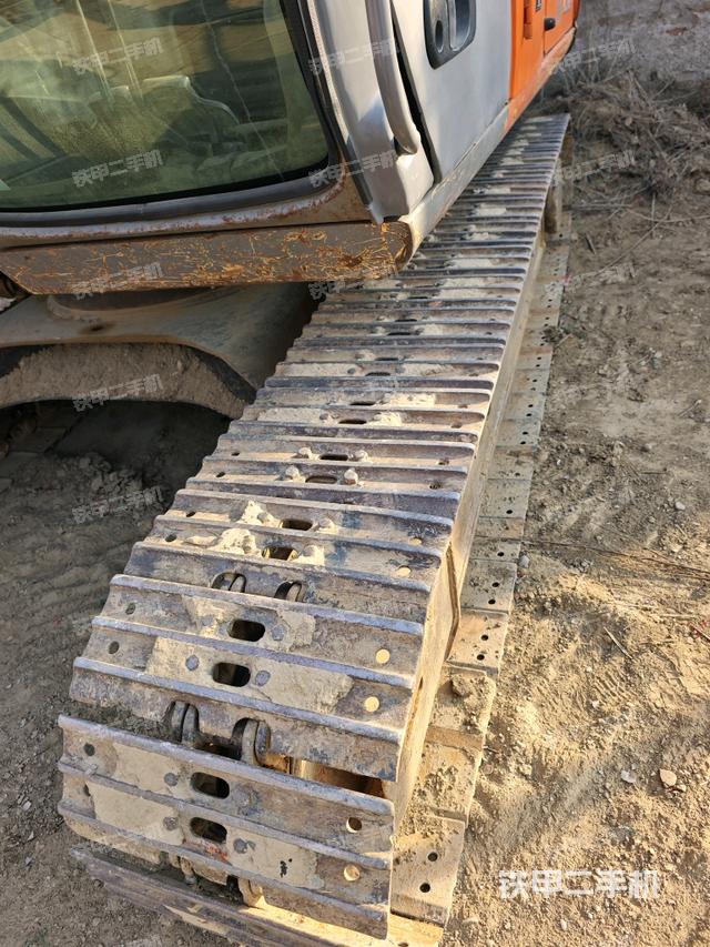 單側(cè)履帶整體(整機(jī)外觀) 單側(cè)履帶整體(整機(jī)外觀)