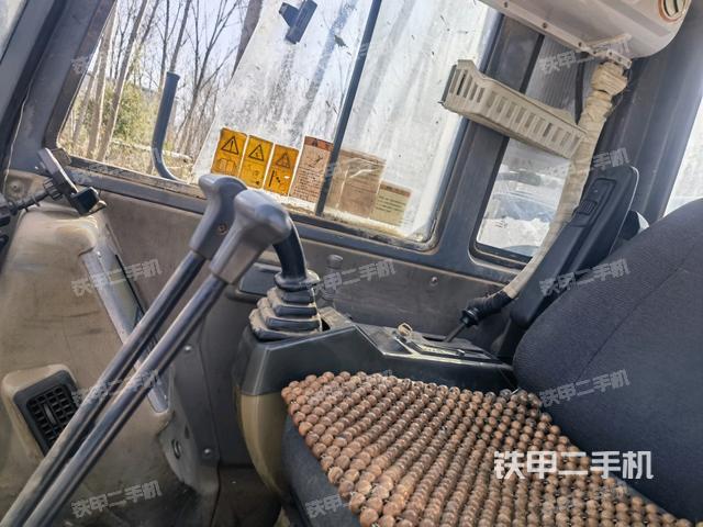 駕駛室整體(整機(jī)外觀) 駕駛室整體(整機(jī)外觀)