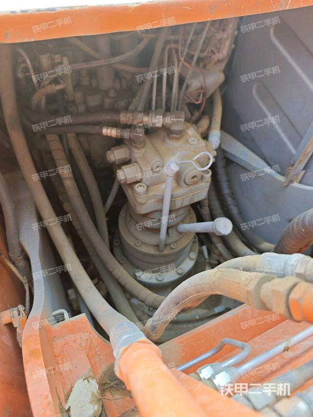 回轉(zhuǎn)馬達(dá)和主控閥(整機(jī)外觀) 回轉(zhuǎn)馬達(dá)和主控閥(整機(jī)外觀)