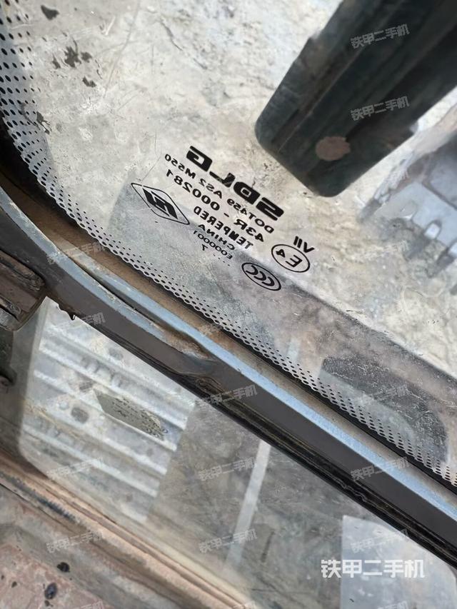 行走控制手柄和踏板?俯拍（駕駛室部分）