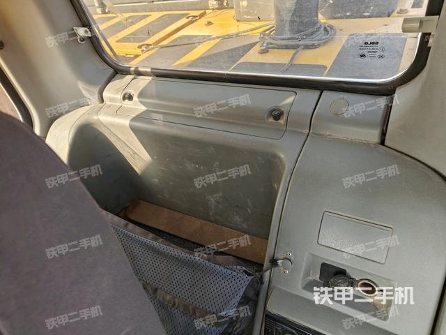 行走控制手柄和踏板?俯拍（駕駛室部分）