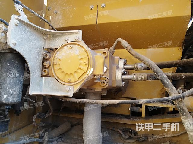 液压泵舱室正面整体（整机外观）